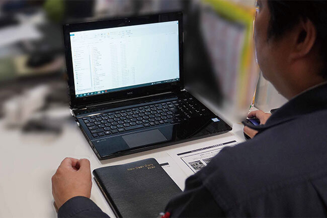 パソコンからクラウドを介しストレージにアクセスする様子