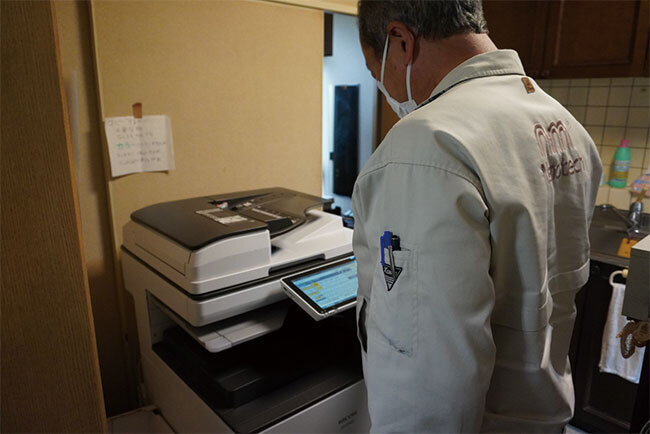 内容を確認した上で複合機を使って印刷する様子