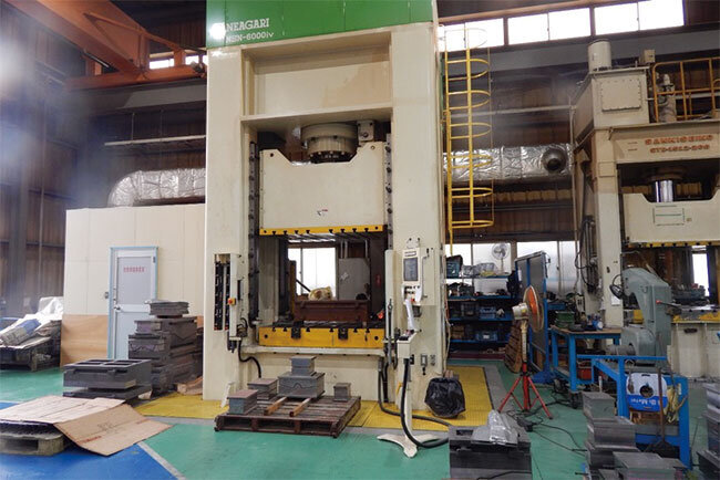 鈑金を加工するプレス機