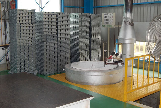 素材から製造する亜鉛合金のインゴットと溶融炉