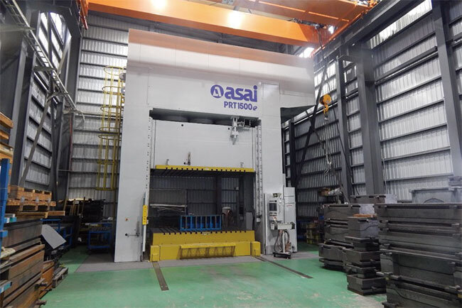 1,500トンの大型プレス機