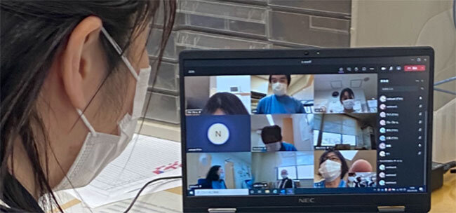 オンラインで会議を行う誠心福祉会のスタッフ