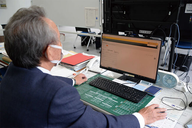 業務室は社屋2階に移動し、社屋1階はミーティングスペースと金澤社長のデスクのみが置かれている