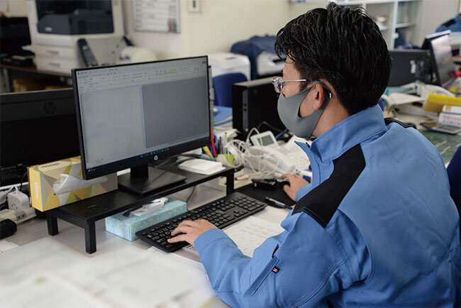 入札に向けた積算を担うスタッフ。一人前になるには5年ほどの経験を要するという