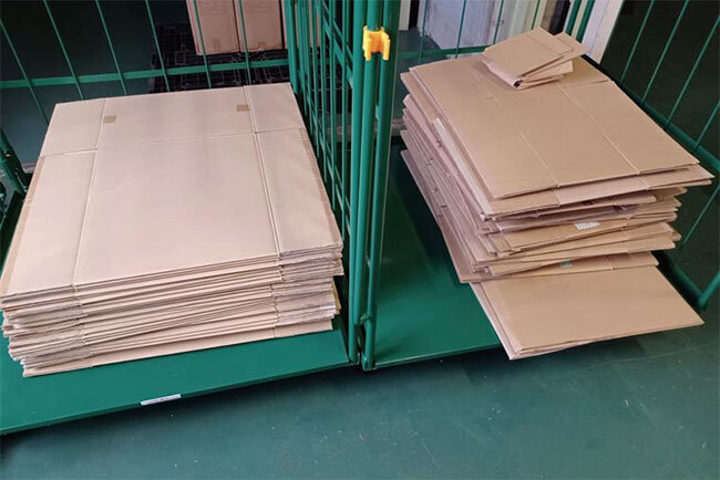 再利用のために整然と積まれた使用済み段ボール