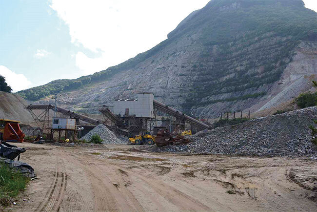 田村石材本社横にある採石場