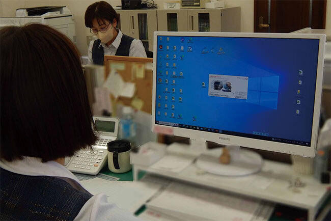 運行管理ソフトを操作する社員