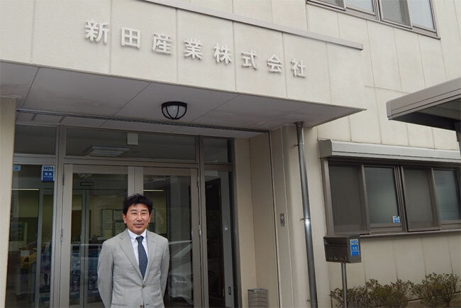 本社前で「一層のICT化により業務改革を進める」と話す村上社長