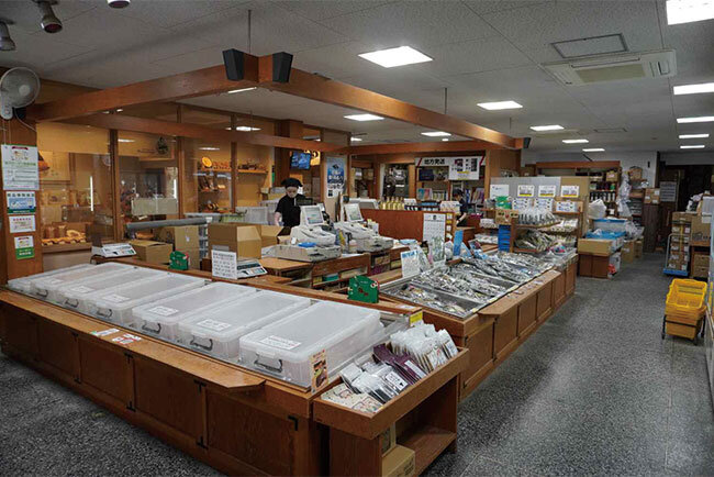 多種多様な商品が並ぶ丸一の店舗内の様子