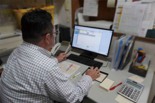 販売管理システムを活用する様子