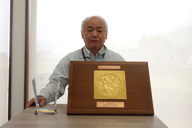  新機械振興賞で受賞した「機械振興協会会長賞」の楯（右）と「第35回中小企業優秀新技術・新製品賞」の一般部門で受賞した優秀賞のトロフィー