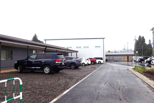 日本装置開発の本社屋。奥が第1試験棟で手前が第2試験棟と事務所棟