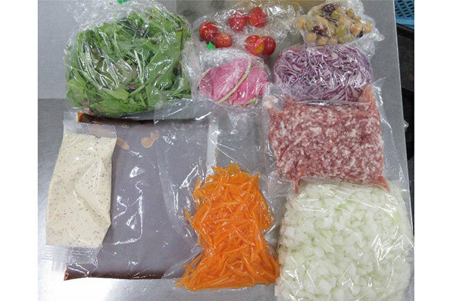 工場でカットされた野菜や肉、調味料も入ったキット（クリハラのホームページより）