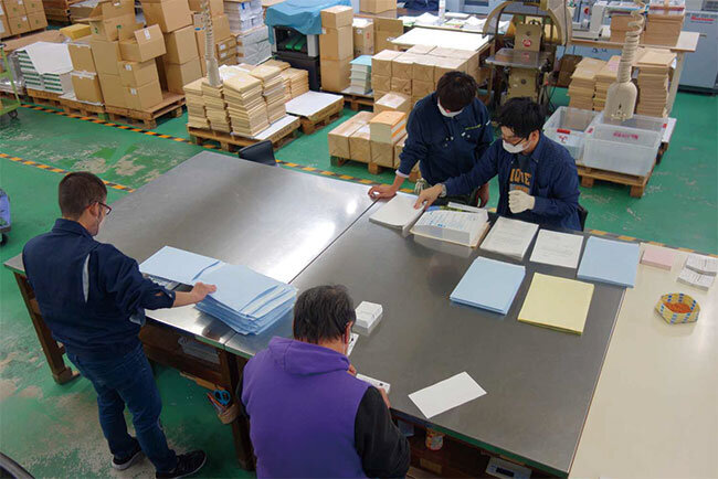 東広島工場内で作業に取り組む「あゆみ」の利用者のみなさん