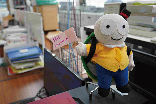 ニシキコネクトのオリジナルキャラクター「カメくん」のぬいぐるみ