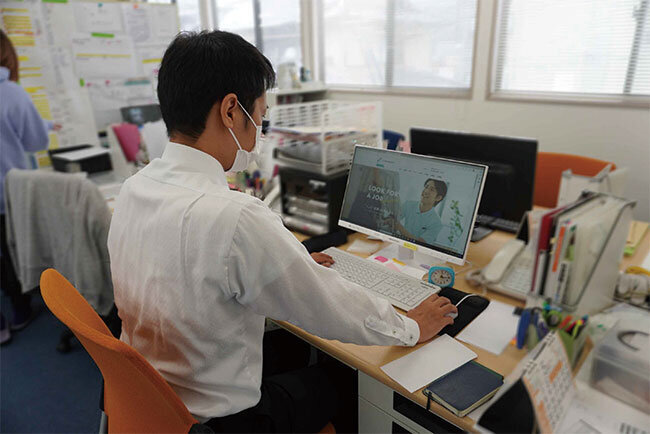 ホームページを編集する様子