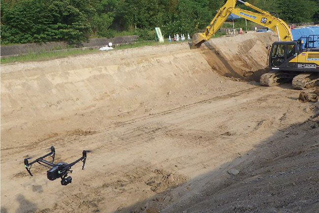 測量でドローンを活用する様子