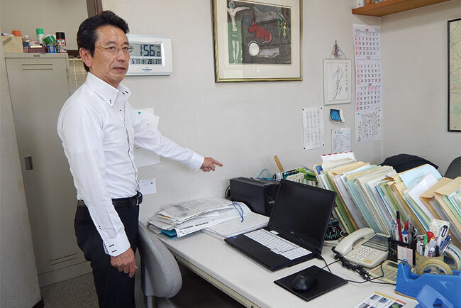導入したサーバーとパソコンを説明する竹内社長