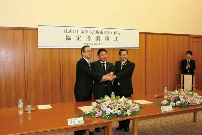 鳥取県、鳥取市との間で行った進出協定の調印式の様子（左から深澤市長、角田社長、平井知事）