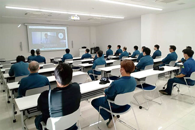 大型モニターを通じてWeb会議を行う様子