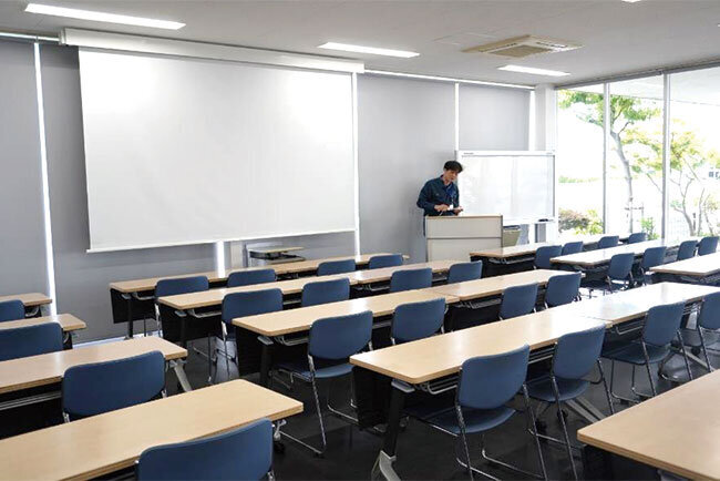 食堂や集会場の機能を備えた厚生棟の内部