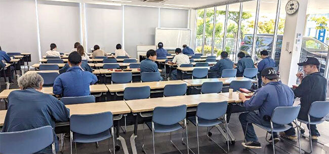 食事時の従業員が食事をしている風景