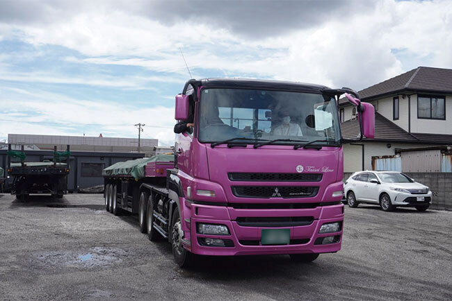 ソフトな印象を与えるメタリックピンクの車両