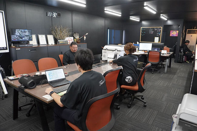 黒を基調にした間仕切りのない大成ラインのオフィス