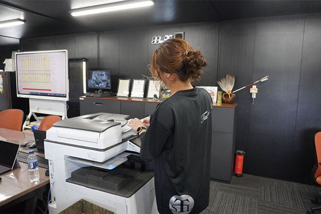 帳票類を複合機でスキャンする様子