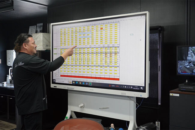 電子黒板にドライバーのスケジュールを表示する様子
