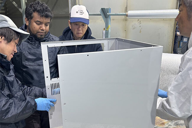 塗装の状態を点検する社員