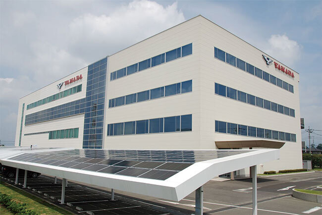 群馬県伊勢崎市にある山田製作所の「伊勢崎本社」。本社機能と開発、試作部門が入る