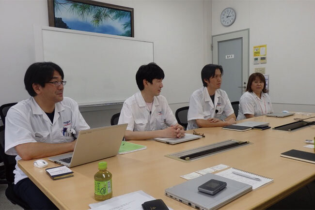 4月の組織改正で事業管理本部経営企画部システム企画課に配属された開発本部でPLMシステムと文書管理システムの導入に携わった3人。左から岩野功佳係長、齋藤整主査と右端の小島純子さん。右から2人目は滝浦課長