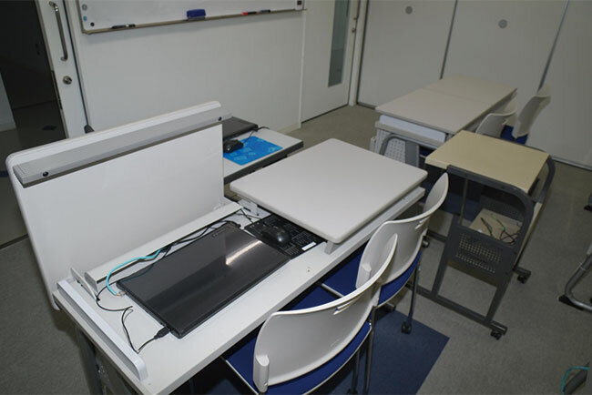 天板を閉めるとパソコンを収納できる教室の机