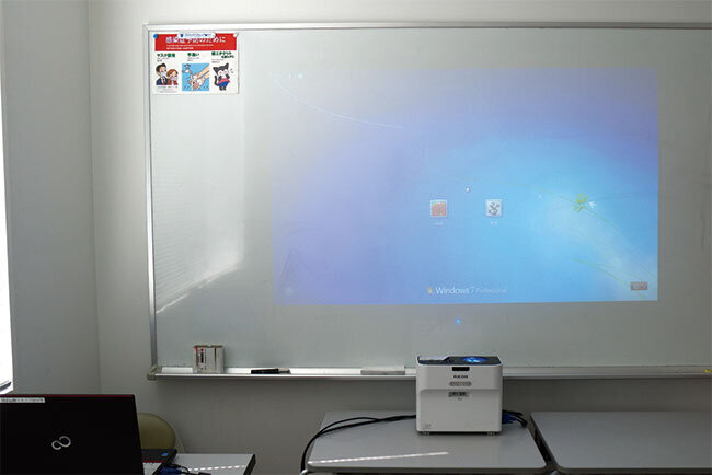 教室で使用している単焦点プロジェクター