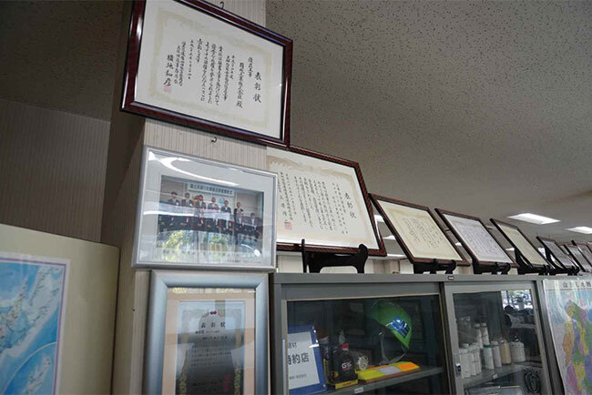 開成工業の本社に飾られている数々の表彰状