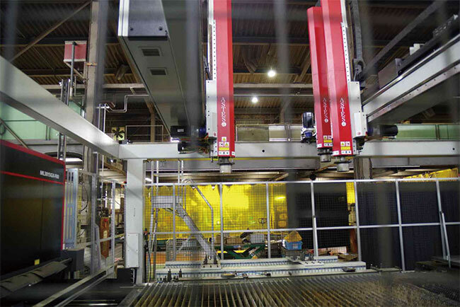 レーザー加工機に併設されたロボットによる仕分け装置