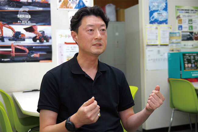 三興プレス工場の富重庸平代表取締役専務