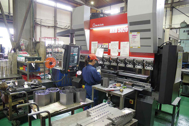 板金加工の工程では女性も働く