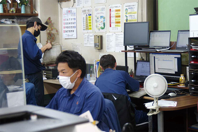 三興プレス工場の事務室