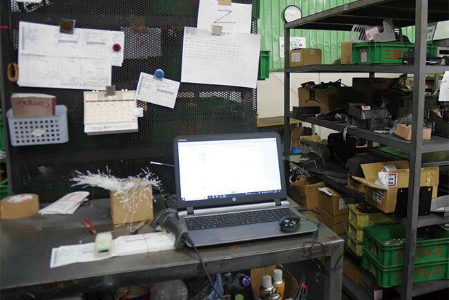 工場にもパソコンが置かれている