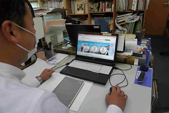 ホームページのリニューアル作業に取り組んでいる様子