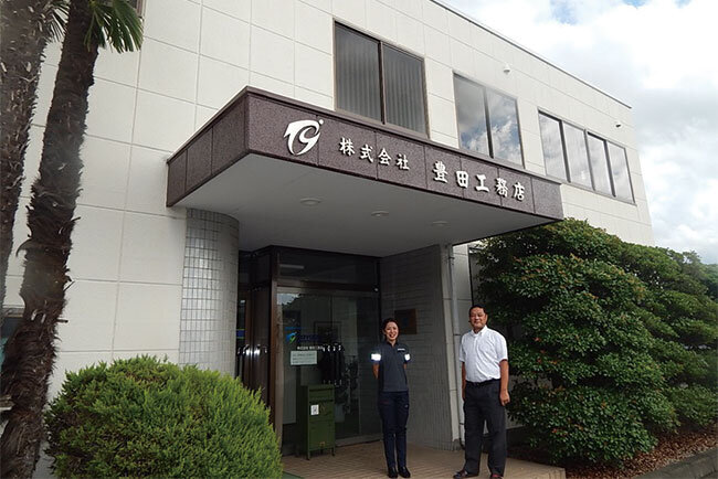 本社前で従業員と並ぶ屬社長