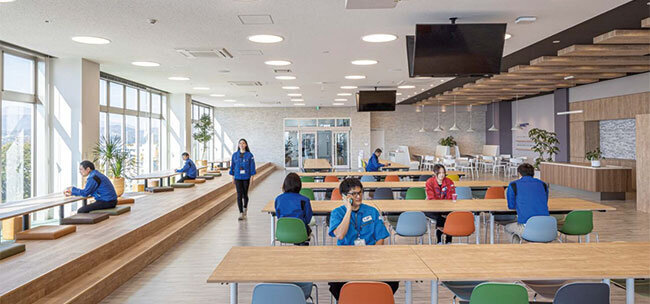SASAKItchen（ラウンジ）も開放的なスペースで、工場の増員も考えた余裕のスペースづくり