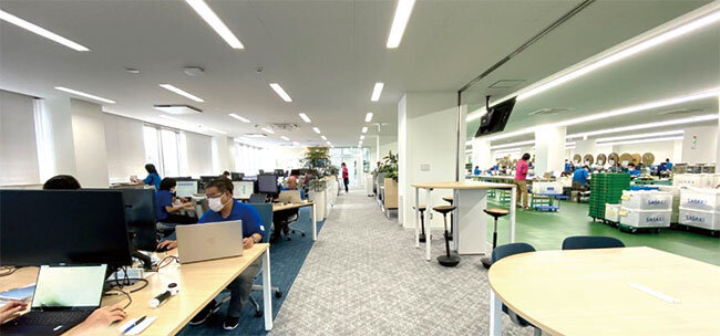 新社屋の管理部門のオフィス。社員間のコミュニケーションを考慮し、製造部門（右）との壁はない