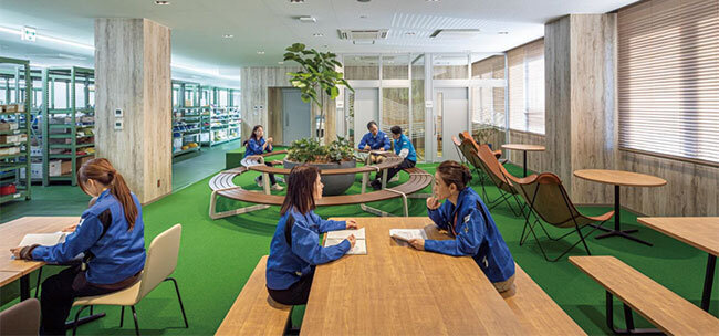 左は資材現場。右のスペースで打ち合わせや休憩ができる