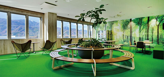 休憩コーナーの外には南アルプスや甲斐駒ヶ岳の山々がすぐそばに見える