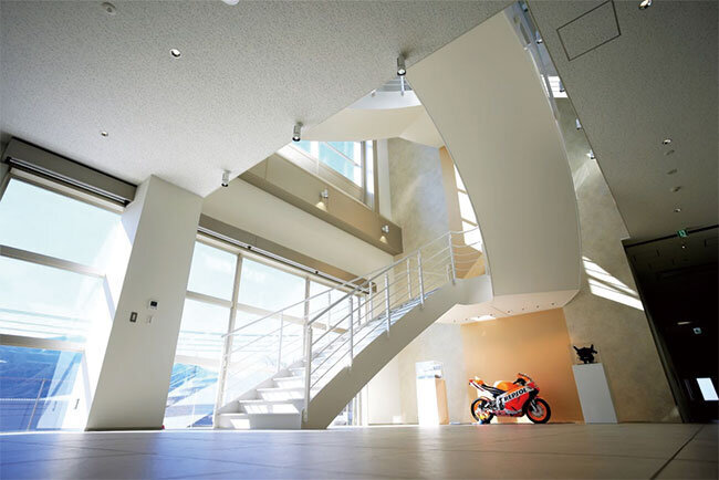 ホンダGPマシンカラーのレプリカバイク（NSF100）を展示