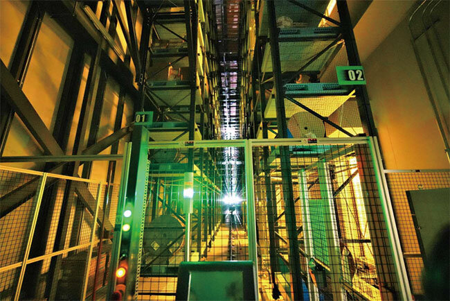 高さ約20メートルにも達する自動倉庫
