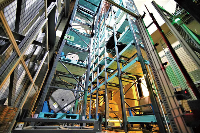高さ約20メートルにも達する自動倉庫